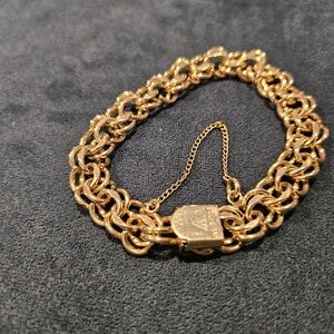 Elegant Gold Chain Bracelet